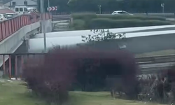 Eskişehir’de Dev Rüzgâr Gülü Kanatları Köprüye Sıkıştı! Trafik Durdu