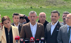 Özel'den Sert Pankart Açıklaması: Tepemin Tasını Attırmasın Giderim Odasının Kapısına Asarım