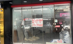 Eskişehir’de Kedili Dükkan Tartışması Camdaki Notlar Gündem Oldu