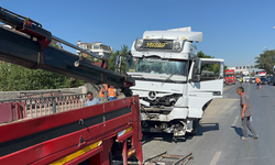 Eskişehir’de Feci Kaza! Tır Bariyerleri Adeta Biçti
