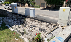Eskişehir’de Pazarcı Kamyonları Bahçe Duvarını Yıktı