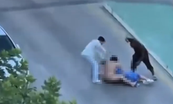Sokakta Çıplak Dolaşan Kadın Çevredekilere Saldırdı