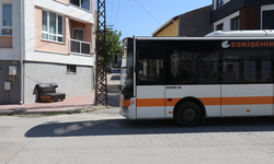 Eskişehir’de Oturaksız Duraklara Vatandaştan İlginç Çözüm!