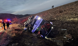 Yolcu Otobüsü Devrildi! 2 Ölü, 21 Yaralı