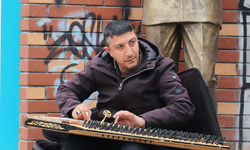 Eskişehir'de Soğuk Havaya Rağmen Sanatından Vazgeçmiyor!