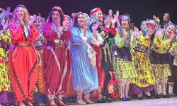 Anadolu Üniversitesi Yetişkin Halk Dansları Gösterisine Büyük İlgi!
