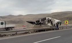 Eskişehir Yolunda Tekeri Patlayan Vinç Karşı Şeride Savruldu