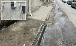 Eskişehir'de Klimadan Sızan Su Kaldırımı Buz Pistine Çevirdi