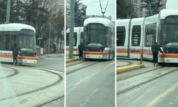 Eskişehir'de Patenli Gencin Tehlikeli Oyunu Kameraya Yansıdı