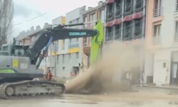 Eskişehir'de Cadde Savaş Alanına Döndü! Patlayan Borudan Sular Fışkırdı