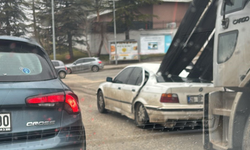 Eskişehir'de Kamyondan Düşen Demirler Araca Saplandı!