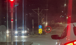 Eskişehir'de Tramvay Yoluna Giren Araç Adeta Kazaya Davetiye Çıkardı!