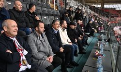 Vali Yılmaz’dan Eskişehirspor’a Tribünden Tam Destek!