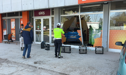 Eskişehir’de Fren Yerine Gaza Basan Sürücü Markete Daldı!