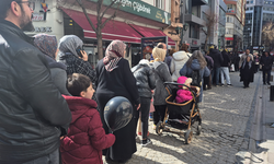 Eskişehir'de İndirim Kuyruğu Metrelerce Uzadı!