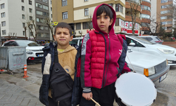 Eskişehir’de Minik İkili Davul Çalarak Bayram Harçlığı Topladı!