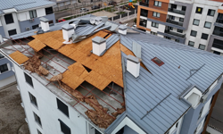 Eskişehir’de Fırtına Nedeniyle Binanın Çatısı Uçtu!