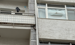 Eskişehir’de Fırtınada Kırılan Cam Vatandaşın Üzerine Düştü!