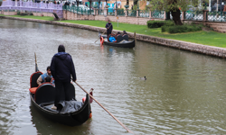 Eskişehir'de Gondollara Eşlik Eden Ördekler İlgi Odağı Oldu!