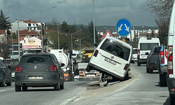 Eskişehir’de Korkutan Kaza! Araç Bariyerlerde Asılı Kaldı!