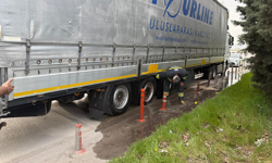 Eskişehir’de Lastiği Patlayan Tır Faciadan Kıl Payı Kurtuldu