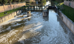 Eskişehir’in Simgesi Porsuk Çayı’nın Yüzeyi Köpükle Kaplandı