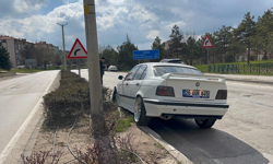Eskişehir’de Refüje Çıkan Otomobilin Sürücüsü Yaralandı!