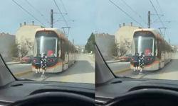 Eskişehir’de Tramvaya Tutunan Çocuklar Yürekleri Ağıza Getirdi