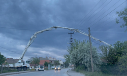 Eskişehir’de Akan Trafiğin Üzerinden Yapılan Beton Aktarımı Tepki Çekti!