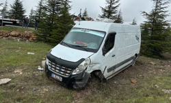 Eskişehir’de Kontrolden Çıkan Minibüs Yol Kenarına Savruldu!