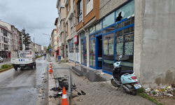 Eskişehir’de Kontrolden Çıkan Otomobil Market Camını Kırdı