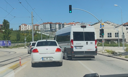 Eskişehir’de Gergin Anlar! Servis Aracını Otomobilin Üzerine Sürdü!