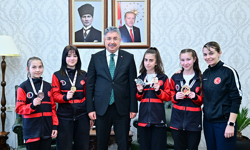 Vali Yılmaz Eskişehir’in Şampiyon Sporcularını Makamında Ağırladı!