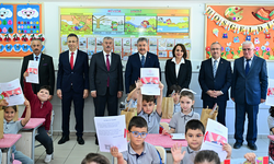 Eskişehir Valisi Yılmaz Öğrencilerin Karne Heyecanına Ortak Oldu!