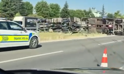 Eskişehir Yolunda Facia! Tır Refüje Devrildi, Servis Aracı Ters Şeride Uçtu!