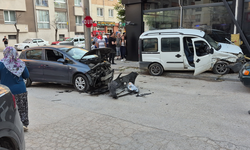 Eskişehir’de Kavşakta Meydana Gelen Kazada 2 Kişi Yaralandı!