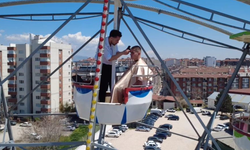 Eskişehir'de Metrelerce Yüksekte Saç Kesimi Görenleri Hayrete Düşürdü!