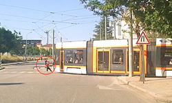 Eskişehir’de Tramvaya Tutunan Çocukların Tehlikeli Oyunu Kamerada!