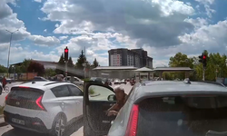 Eskişehir’de Yeşil Işıkta Dörtlüleri Yakıp Bekleyen Sürücü Trafiği Felç Etti!