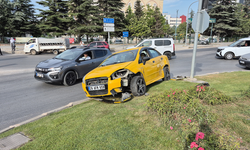 Eskişehir’de Çarpışan Otomobil Refüje Çıktı