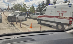 Eskişehir'de İki Otomobilin Çarpıştığı Kazada Araçlar Kullanılamaz Hale Geldi!