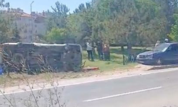 Eskişehir’de Kontrolden Çıkan Araç Yol Kenarına Devrildi!