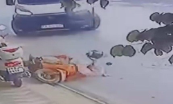 Eskişehir’de Minibüsün Motosiklete Çarptığı Kaza Anı Kamerada!