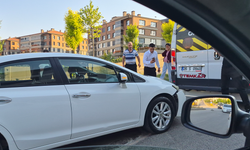 Eskişehir’de Otomobilin Servise Çarptığı Kaza Ucuz Atlatıldı!