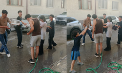 Eskişehir’de Sıcaktan Bunalan Gençlerden Su Savaşı