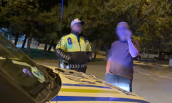 Eskişehir’de Alkollü Yakalandı! Polis Otosunun Direksiyonuna Yöneldi