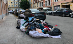 Eskişehir'de Çirkin Manzara! Kıyafet Yığınları Kaldırımı Kapattı!