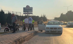 Eskişehir’de Otomobille Çarpışan Motosikletli Hastaneye Kaldırıldı!