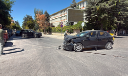 Eskişehir’de Şiddetli Çarpışma İki Araç da Hurdaya Döndü