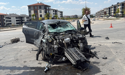 Eskişehir’de Tırla Çarpışan Sürücü Hurdaya Dönen Araçta Sıkıştı!
